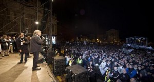 Beppe Grillo in comizio a piazza San Giovanni.