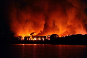 Città della Scienza avvolta dalle fiamme