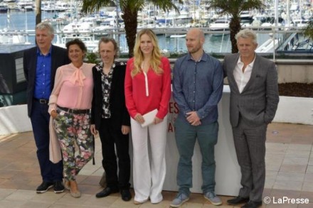 Il regista Alex Van Warmerdam (a destra) con il cast del film "Borgman"