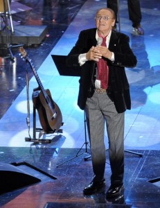 Renzo Arbore sul palco dell'Ariston